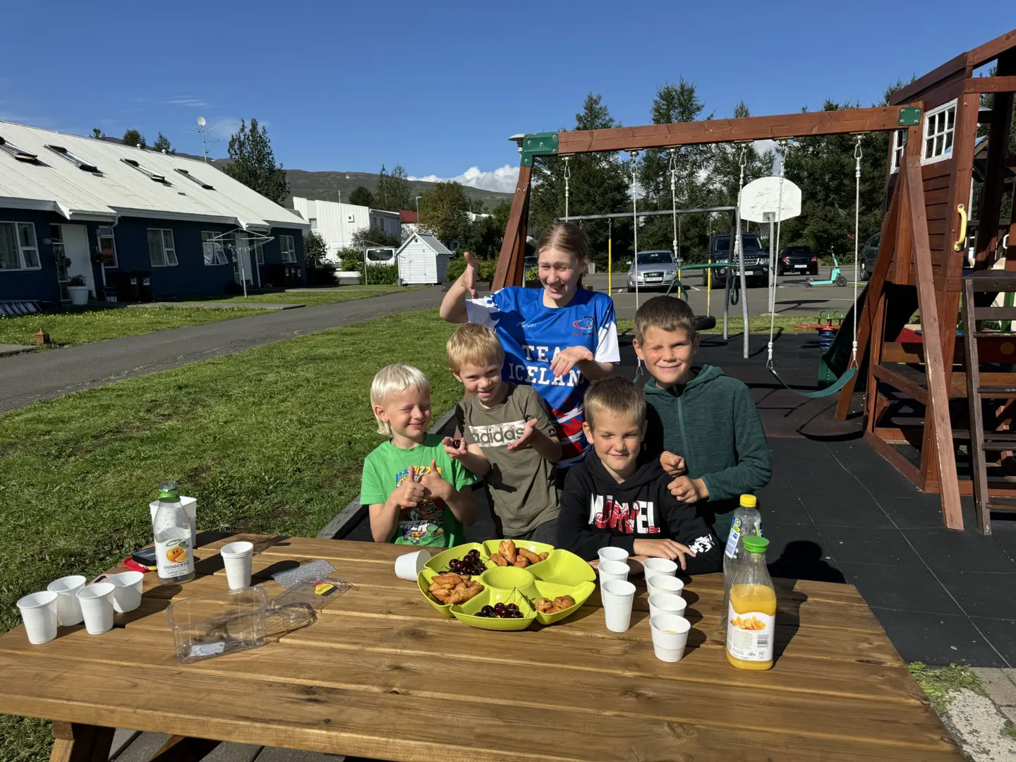Ágúst 8 Seldu Djús Og Kleinur