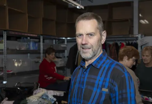 05.12.2025 Rauði Krossinn Lárus Sigurðsson Í Fataflokkun 3351