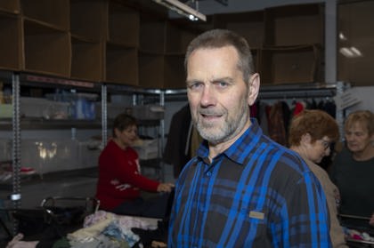 05.12.2025 Rauði Krossinn Lárus Sigurðsson Í Fataflokkun 3351