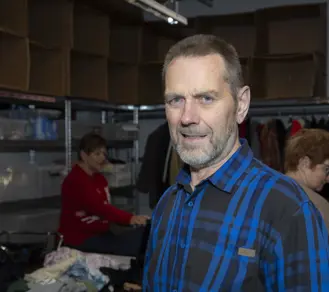 05.12.2025 Rauði Krossinn Lárus Sigurðsson Í Fataflokkun 3351